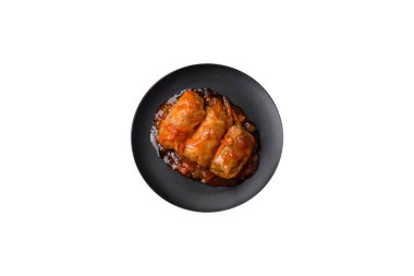 Havuçlu, soğanlı, tuzlu, baharatlı ve çimento kaplı domates soslu leziz dolma.