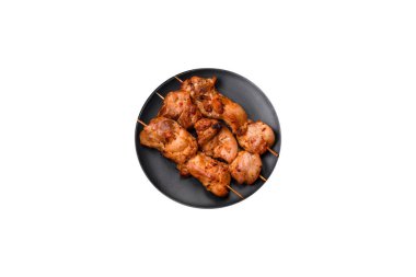 Lezzetli taze tavuk ya da şiş kebap üzerine tuzlu ve baharatlı koyu beton arka plan.