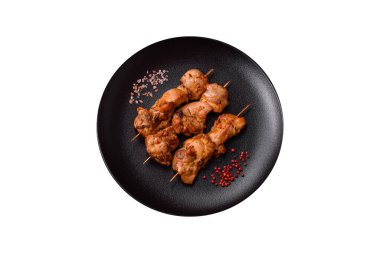 Lezzetli taze tavuk ya da şiş kebap üzerine tuzlu ve baharatlı koyu beton arka plan.