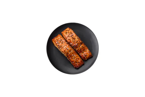 Finom Friss Grillezett Vörös Hal Sóval Fűszerekkel Fűszernövényekkel Sötét Betonalapon — Stock Fotó
