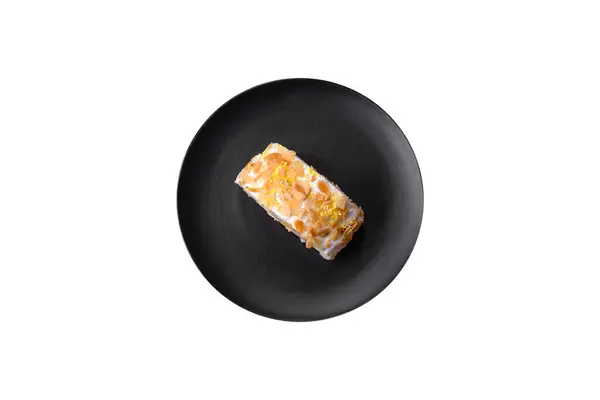 Delicioso Fresco Dulce Merengue Rollo Con Crema Chips Almendras Nueces — Foto de Stock