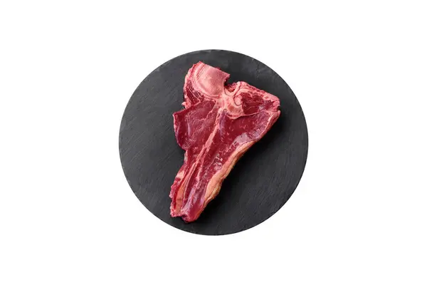 Syrový Čerstvý Šťavnatý Hovězí Steak Solí Kořením Bylinkami Tmavém Betonovém — Stock fotografie