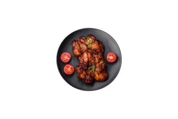 Νόστιμο Ψητό Κρέας Κοτόπουλου Αλάτι Μπαχαρικά Και Βότανα Σκούρο Φόντο — Φωτογραφία Αρχείου