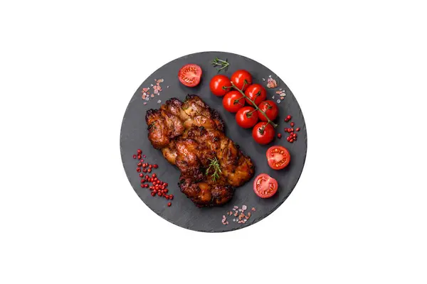 Leckeres Gebackenes Hühnerfleisch Mit Salz Gewürzen Und Kräutern Auf Dunklem — Stockfoto
