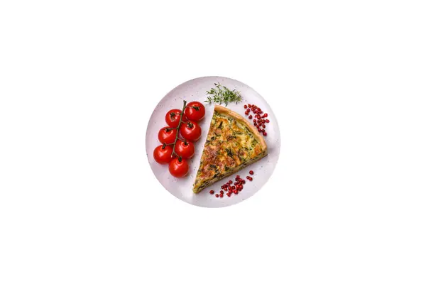 Köstliche Frische Quiche Mit Brokkoli Käse Gewürzen Und Stücke Geschnittenen — Stockfoto