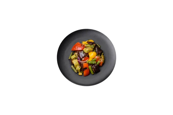 Deliciosa Salada Fresca Suculenta Berinjela Assada Tomate Abobrinha Cebola Temperos — Fotografia de Stock