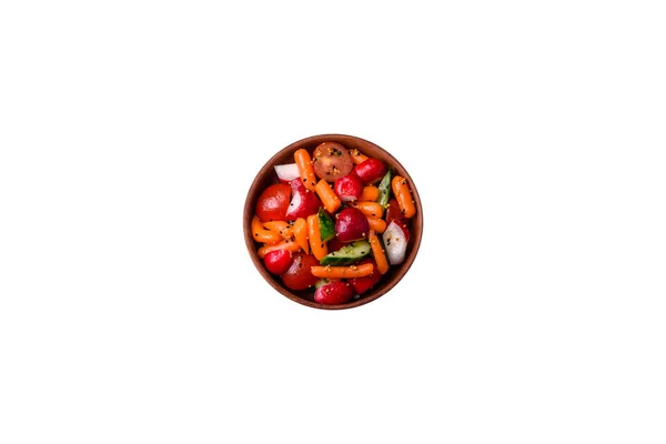 Вкусный Свежий Сочный Салат Редиской Помидорами Морковью Огурцом Специями Травами — стоковое фото
