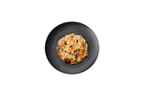 Köstliche Usbekische Pilaf Mit Huhn Karotten Berberitze Gewürzen Und Kräutern — Stockfoto