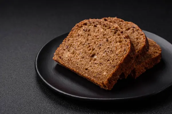 Вкусный Свежий Хрустящий Коричневый Хлеб Зерном Семенами Темном Бетонном Фоне — стоковое фото