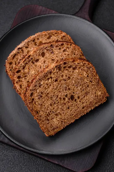Koyu Beton Arka Planda Tahıl Çekirdekli Lezzetli Çıtır Kahverengi Ekmek — Stok fotoğraf