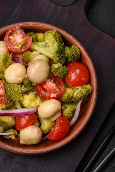 Deliziosa Insalata Fresca Con Broccoli Pomodorini Funghi Cipolle Sale Spezie — Foto Stock