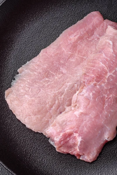 Ein Stück Frisches Saftiges Rohes Schweinefleisch Mit Salz Gewürzen Und — Stockfoto
