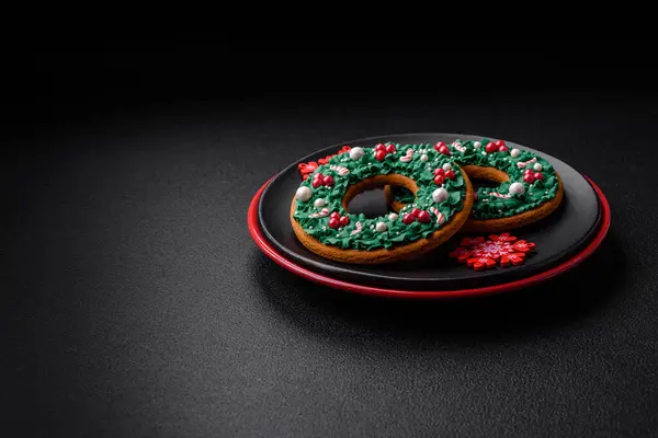 Eine Wunderschöne Weihnachtskomposition Bestehend Aus Keramiktellern Lebkuchen Und Anderen Elementen — Stockfoto