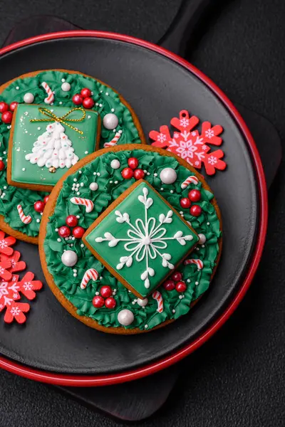 Beautiful Christmas Composition Consisting Ceramic Plates Gingerbread Other Elements New — Stock Photo, Image