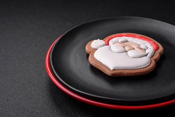 Eine Wunderschöne Weihnachtskomposition Bestehend Aus Keramiktellern Lebkuchen Und Anderen Elementen — Stockfoto