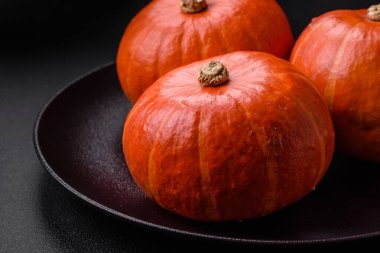 Koyu beton arka planda turuncu renkli güzel yuvarlak balkabakları. Cadılar Bayramı kutlamasına hazırlanıyorum.