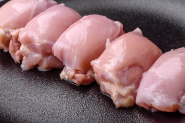 Taze çiğ tavuk filetosu. Tuzlu, baharatlı ve çimento kaplı.