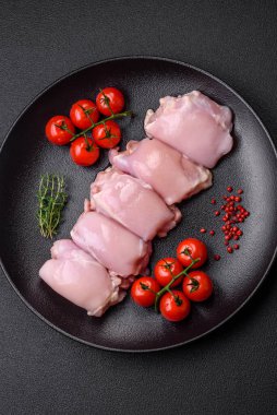 Taze çiğ tavuk filetosu. Tuzlu, baharatlı ve çimento kaplı.