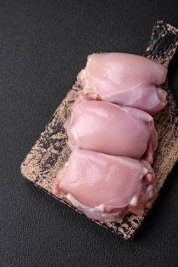 Taze çiğ tavuk filetosu. Tuzlu, baharatlı ve çimento kaplı.