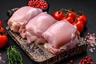 Taze çiğ tavuk filetosu. Tuzlu, baharatlı ve çimento kaplı.