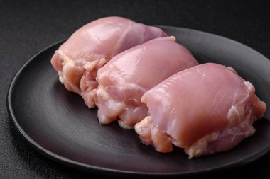 Taze çiğ tavuk filetosu. Tuzlu, baharatlı ve çimento kaplı.
