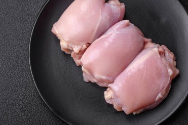 Taze çiğ tavuk filetosu. Tuzlu, baharatlı ve çimento kaplı.