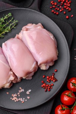 Taze çiğ tavuk filetosu. Tuzlu, baharatlı ve çimento kaplı.