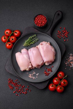 Taze çiğ tavuk filetosu. Tuzlu, baharatlı ve çimento kaplı.