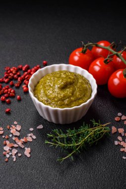 Tuz, baharat ve otlu, koyu beton arka planda pesto soslu lezzetli taze makarna.