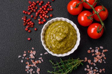 Tuz, baharat ve otlu, koyu beton arka planda pesto soslu lezzetli taze makarna.