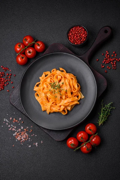 Delicious Fresh Pasta Pesto Sauce Salt Spices Herbs Ceramic Plate — Stock Photo, Image