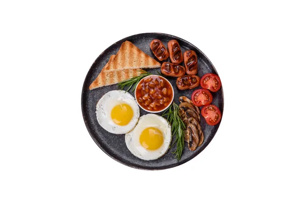 全英式早餐 烤香肠 西红柿 蘑菇和烤面包放在黑暗的混凝土桌子上 — 图库照片