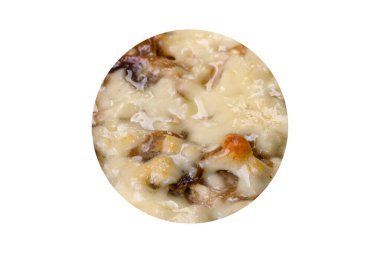 Pişmiş mantarlardan, tavuktan, tuzlu peynirden, baharatlardan ve otlardan oluşan lezzetli taze bir yemek. Evde pişirilen sağlıklı yemekler.