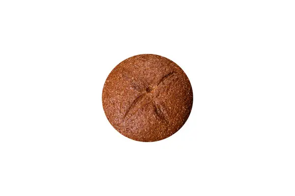 白い背景に塩 穀物が付いている美味しい新鮮な茶色のパン 新鮮な健康的なペストリー — ストック写真
