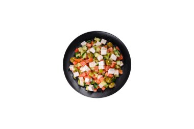 Taze salatalık, domates, tatlı biber, marul, kırmızı soğan, beyaz peynir ve zeytin zeytinyağı ile Yunan salatası
