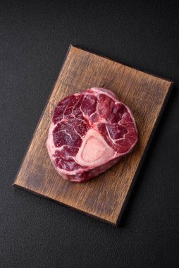 Taze et ossobuco bifteği. Tuzlu, baharatlı ve çimento kaplı.
