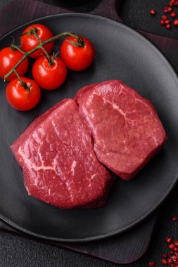 Çiğ fileto bifteği, tuz, baharat ve çimento kaplı mignon bifteği.