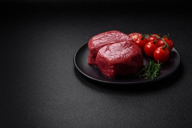 Çiğ fileto bifteği, tuz, baharat ve çimento kaplı mignon bifteği.