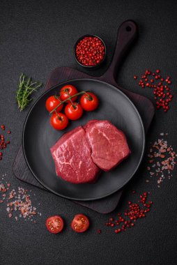 Çiğ fileto bifteği, tuz, baharat ve çimento kaplı mignon bifteği.