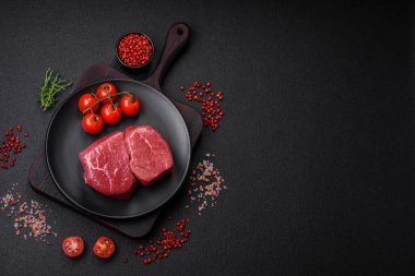 Çiğ fileto bifteği, tuz, baharat ve çimento kaplı mignon bifteği.