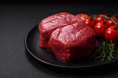 Çiğ fileto bifteği, tuz, baharat ve çimento kaplı mignon bifteği.