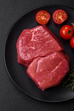 Çiğ fileto bifteği, tuz, baharat ve çimento kaplı mignon bifteği.