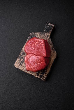 Çiğ fileto bifteği, tuz, baharat ve çimento kaplı mignon bifteği.