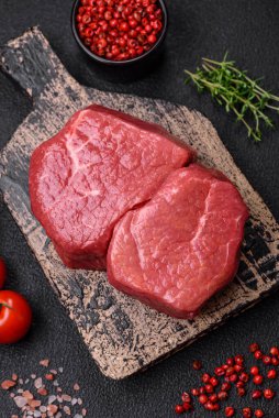 Çiğ fileto bifteği, tuz, baharat ve çimento kaplı mignon bifteği.