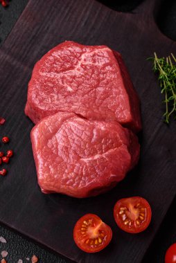 Çiğ fileto bifteği, tuz, baharat ve çimento kaplı mignon bifteği.