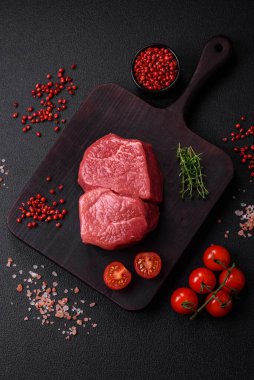 Çiğ fileto bifteği, tuz, baharat ve çimento kaplı mignon bifteği.