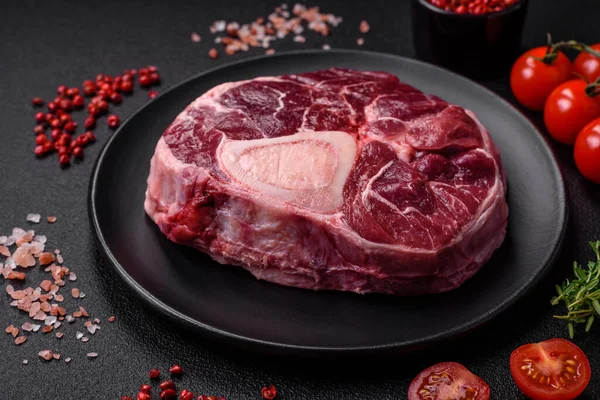 Friss Marhahús Ossobuco Steak Sóval Fűszerekkel Fűszernövényekkel Texturált Betonalapon — Stock Fotó