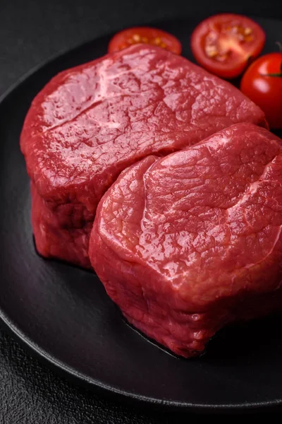 Syrové Filet Steak Mignon Hovězí Maso Solí Kořením Bylinkami Tmavém — Stock fotografie
