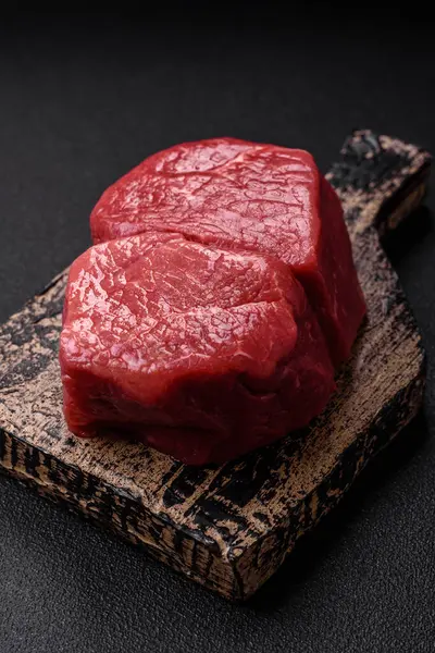 Çiğ Fileto Bifteği Tuz Baharat Çimento Kaplı Mignon Bifteği — Stok fotoğraf