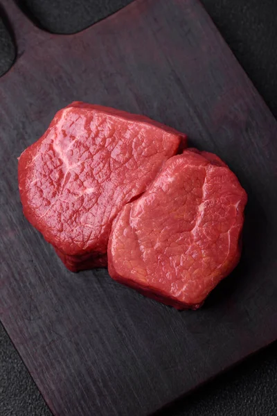 Nyers Filé Steak Mignon Marhahús Sóval Fűszerekkel Fűszernövényekkel Sötét Beton — Stock Fotó